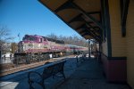 MBTA 1122 pulling jnto the station